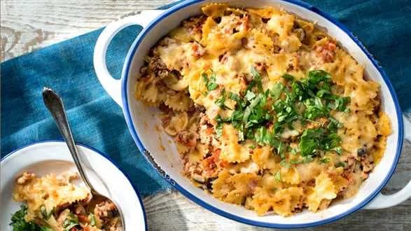 Zapiekanka makaronowa z mięsem, pomidorami i bakłażanem