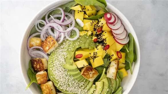 Sałatka z mango, awokado i tofu