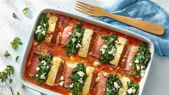 Roladki z mięsa mielonego z szynką, serem feta i szpinakiem w sosie pomidorowym