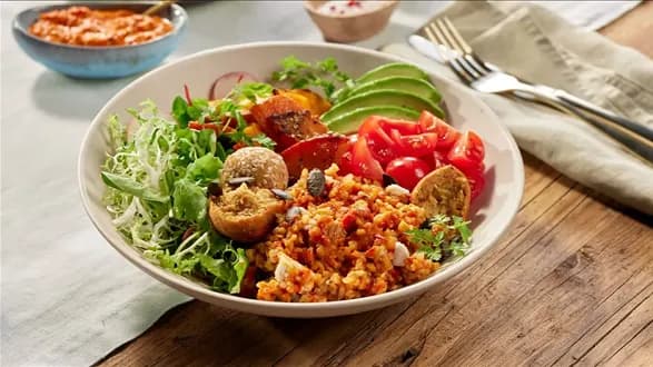 Buddha bowl z kaszą bulgur, falafelem i ajwarem