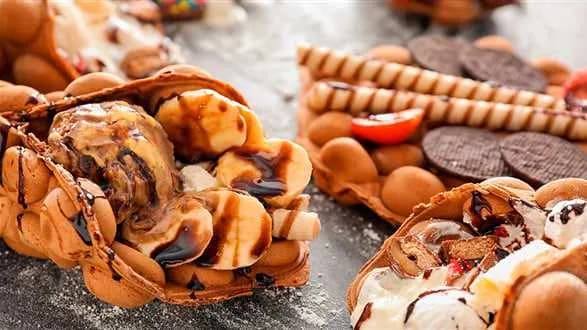Bubble waffles z domowymi lodami, owocami i polewą czekoladową