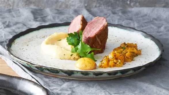 Pierś kaczki z purée pietruszkowym i sosem mandarynkowym