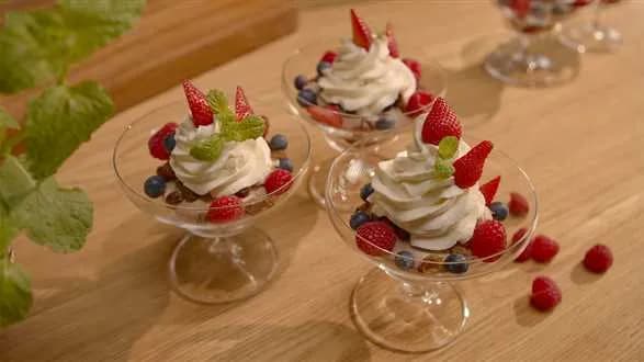 Krem sułtański ze świeżymi owocami