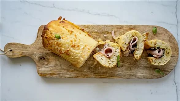 Zawijana pinsa z mortadelą i parmezanem