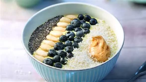 Smoothie bowl z mango i bananów