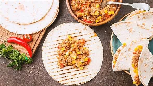 Tortille z farszem z mięsa wegańskiego i pomidorów