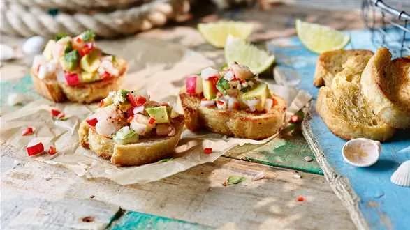 Bruschetta z awokado i krewetkami na ostro