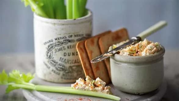 Seler naciowy z nadzieniem z sera brie i krakersów