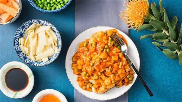 Łosoś z woka w sosie słodko-kwaśnym