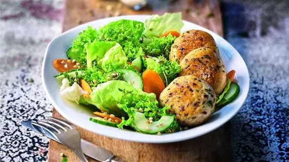 Frykadele drobiowe z sałatą