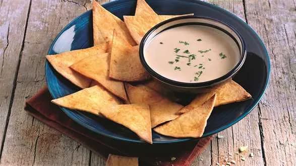 Chipsy z tortilli z sosem serowym