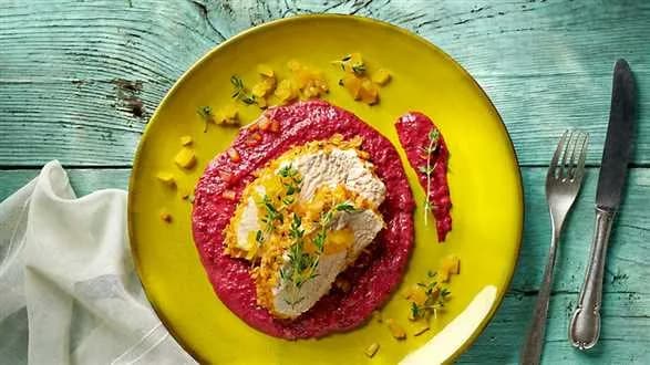 Piersi indyka w chrupiących płatkach kukurydzianych z sosem z mango