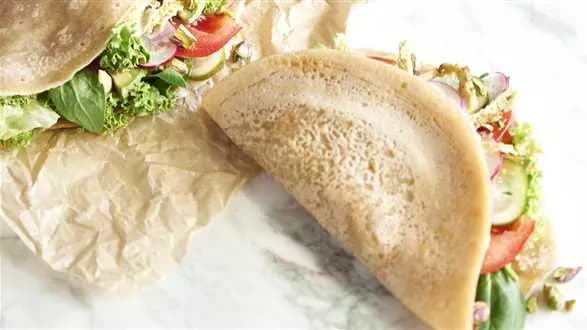 Śniadaniowe wrapy z sosem z tahini