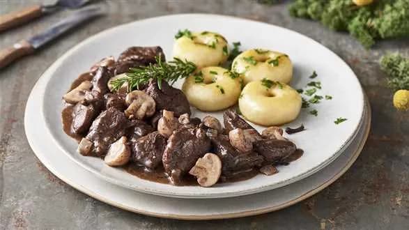 Gulasz z sarny z kluskami śląskimi