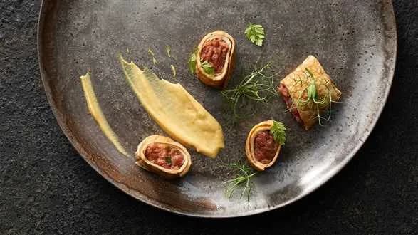 Tatar wołowy w omlecie sojowym