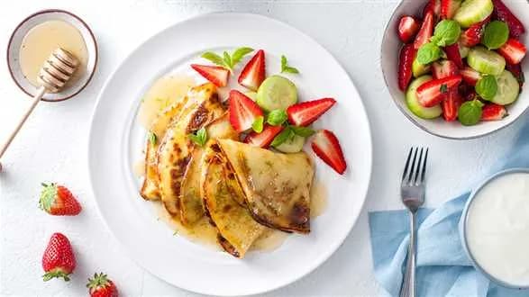 Naleśniki jogurtowe z syropem kokosowym z sałatką z truskawek i ogórka