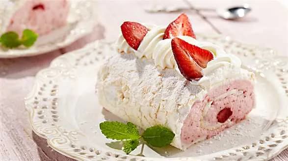 Rolada bezowa z musem truskawkowym