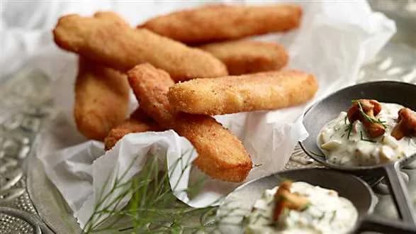 Paluszki rybne z mintaja z sosem tatarskim