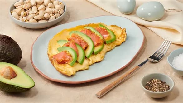 Omlet z wędzonym łososiem z pistacjami