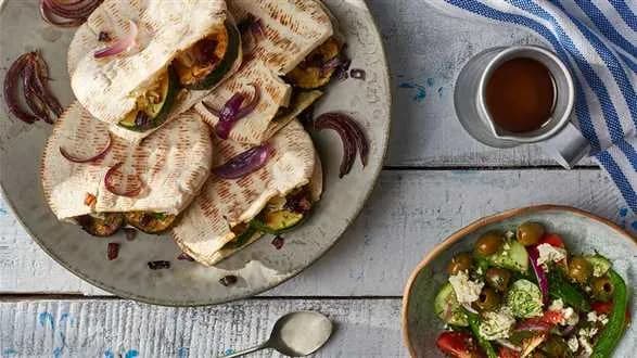 Pita z fetą, cukinią i cebulą podana z sałatką