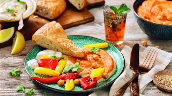 Hummus paprykowy z aromatycznym jogurtem