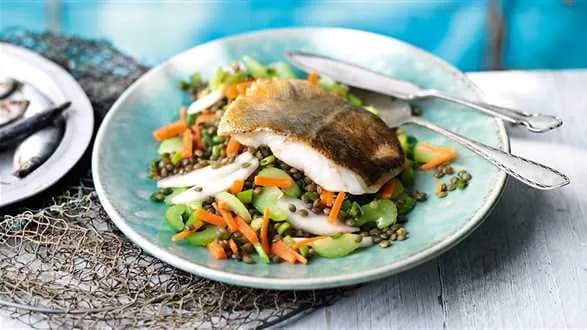 Smażony sandacz na letniej sałatce z soczewicy