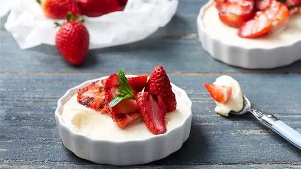 Grillowane truskawki z musem z białej czekolady