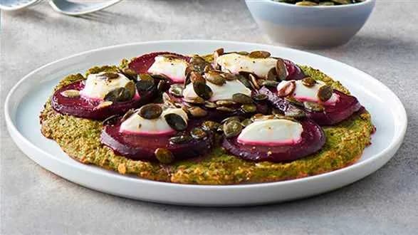 Pizza na spodzie z brokułów z burakiem i kozim serem