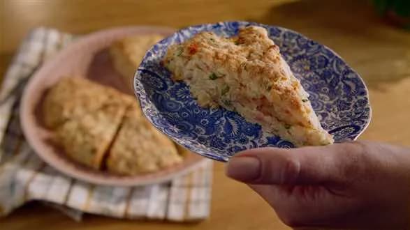 Wytrawne scones z cheddarem i szynką