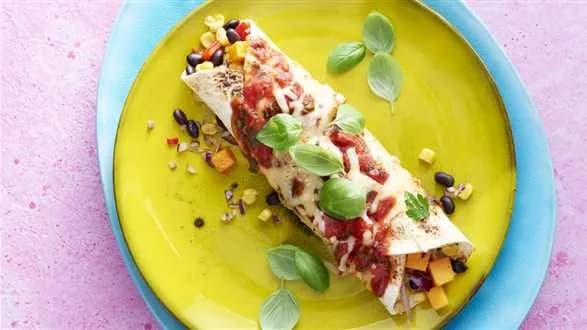 Enchilady z dynią i fasolą w sosie pomidorowym