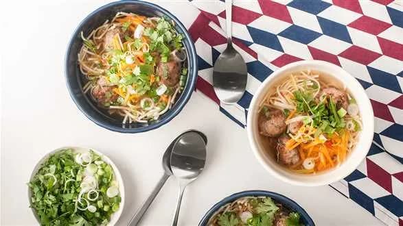 Chinka z klopsikami, czyli orientalna zupa z makaronem i warzywami