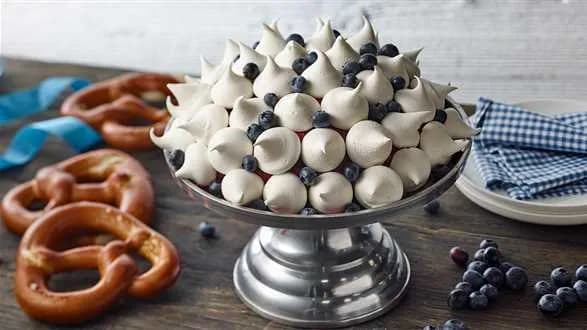 Alpejskie ciasto z owocami lasu i bezą