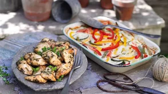 Filet z kurczaka w ziołach z gratin z warzyw