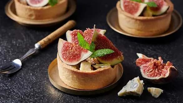 Minitarty ze śliwkami, figami i serem pleśniowym