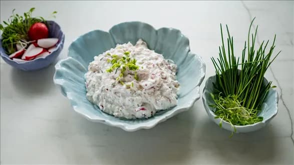 Wiosenny twarożek ze śmietaną, rzodkiewkami i ziołami