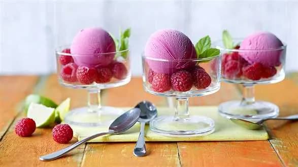 Mrożony jogurt z malinami i limonką