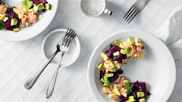 Sałatka z łososia z jabłkiem i tatarem z buraka