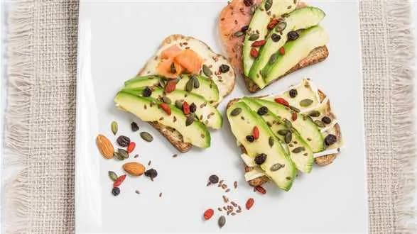 Kanapka z awokado, łososiem i superfoods