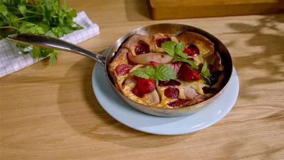 Dutch baby z gruszkami i śliwkami