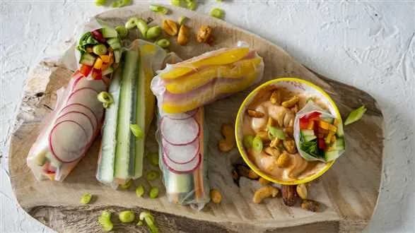 Rollsy z warzywami i sosem orzechowym