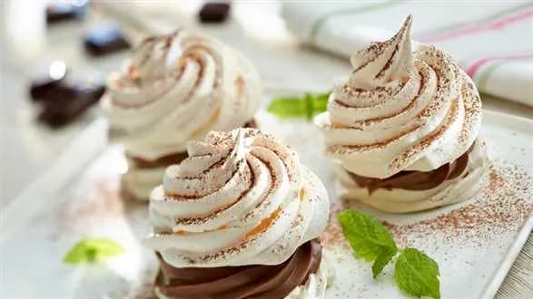 Bezowa niespodzianka z kremem czekoladowo-orzechowym