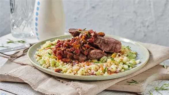 Stek wołowy z sałatką z kaszy bulgur