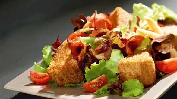 Panierowany camembert z migdałami i pistacjami