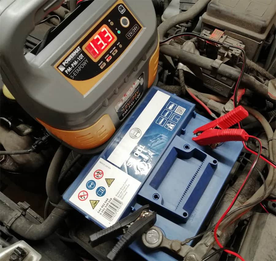 Jak prawidłowo podłączyć prostownik: plus czy minus najpierw?