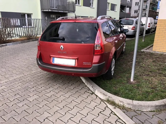 Gdzie wysłać zdjęcie źle zaparkowanego samochodu w Warszawie?