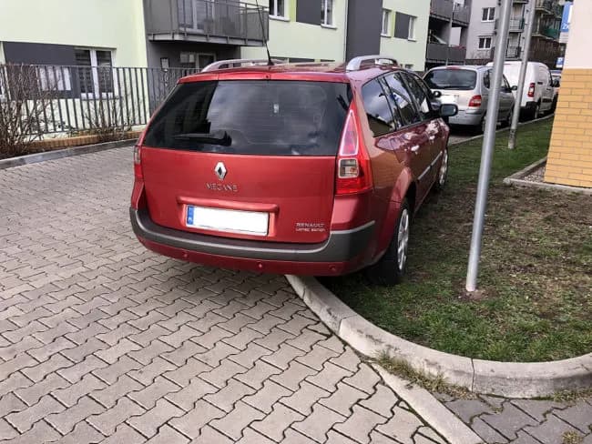 Gdzie wysłać zdjęcie źle zaparkowanego samochodu w Warszawie?