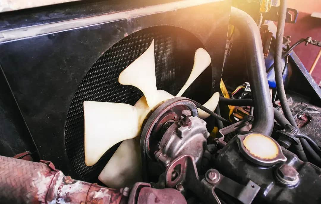 Czemu wentylator chłodnicy chodzi cały czas? Sprawdź przyczyny i rozwiązania