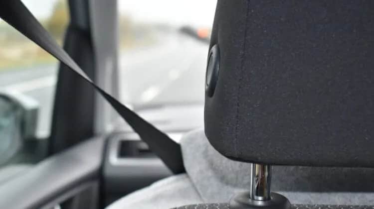 Jak prawidłowo zapiąć pasy bezpieczeństwa i uniknąć niebezpieczeństw na drodze