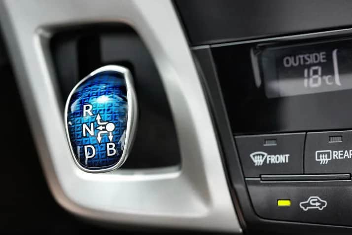 Jak prawidłowo używać trybu B w Toyocie? Korzyści, zasady i praktyczne porady