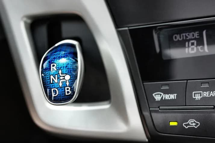 Jak prawidłowo używać trybu B w Toyocie? Korzyści, zasady i praktyczne porady